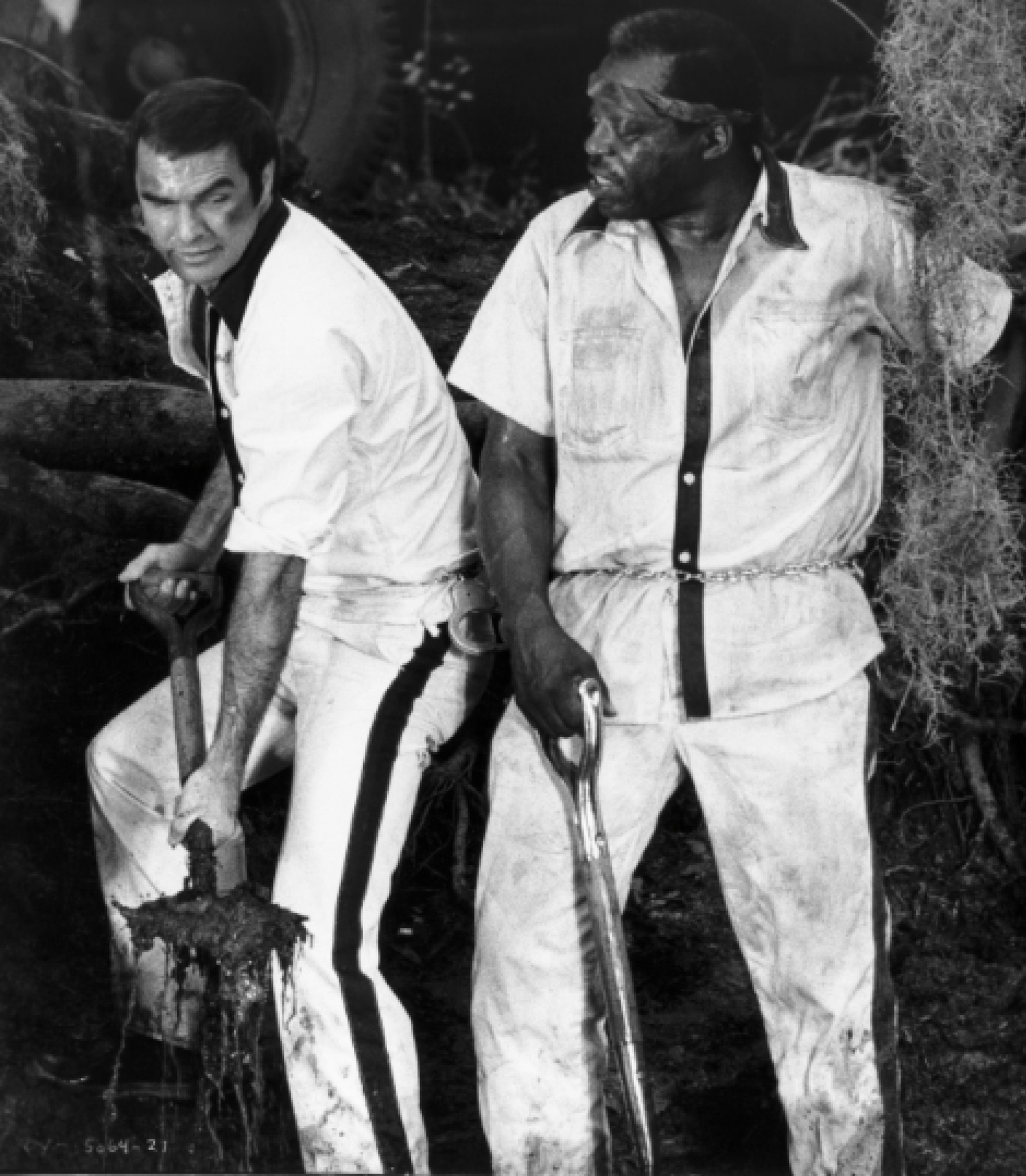Still of Burt Reynolds and Harry Caesar in The Longest Yard (1974)