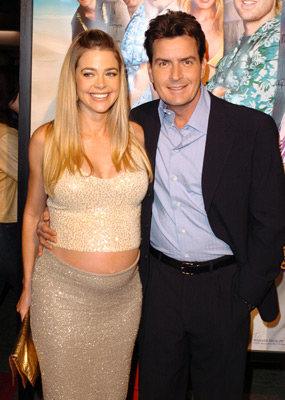 Charlie Sheen and Denise Richards at event of The Big Bounce (2004)
