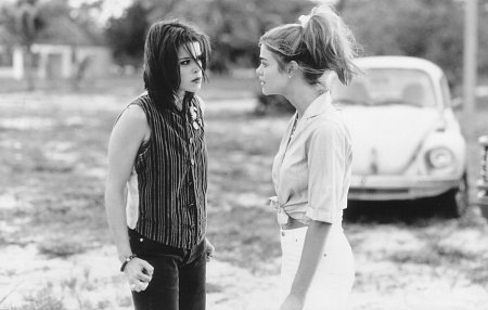 Still of Neve Campbell and Denise Richards in Wild Things (1998)