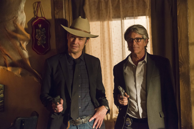 Still of Eric Roberts and Timothy Olyphant in Justified (2010)