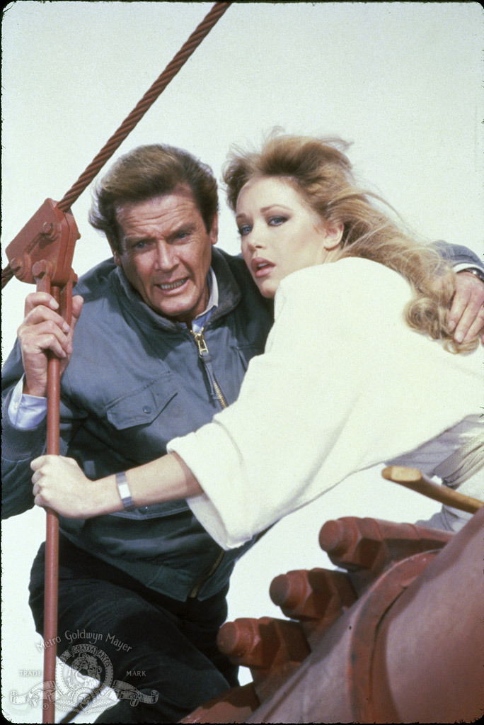 Still of Roger Moore and Tanya Roberts in Zvilgsnis i zmogzudyste (1985)