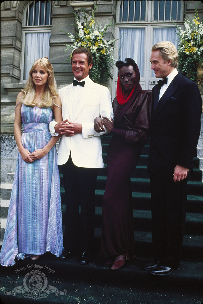 Still of Roger Moore, Tanya Roberts, Christopher Walken and Grace Jones in Zvilgsnis i zmogzudyste (1985)