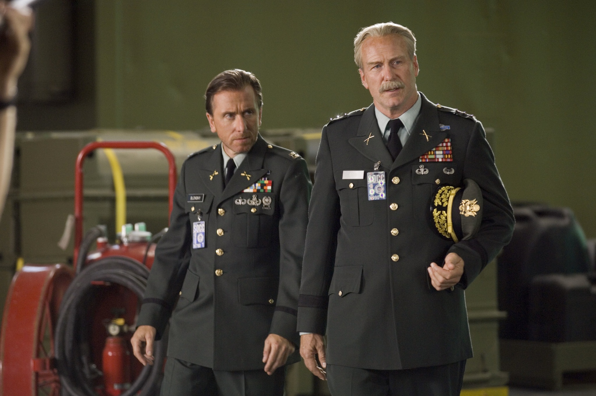 Still of William Hurt and Tim Roth in Nerealusis Halkas (2008)