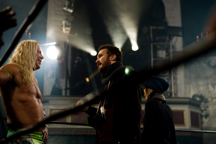 Still of Mickey Rourke and Darren Aronofsky in The Wrestler (2008)