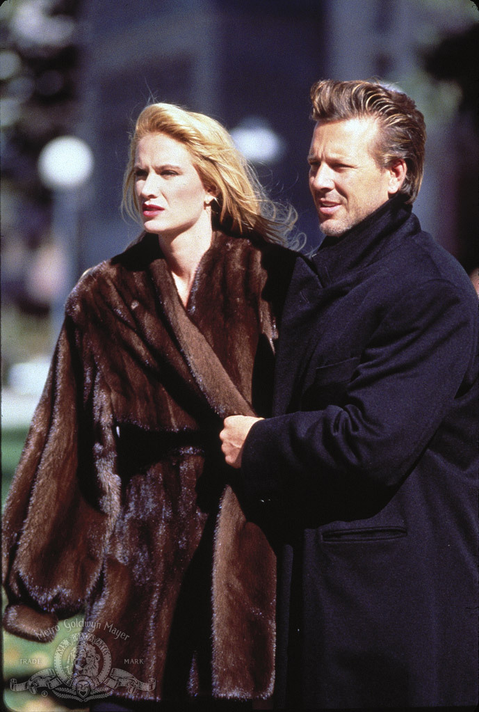 Still of Mickey Rourke and Kelly Lynch in Desperate Hours (1990)