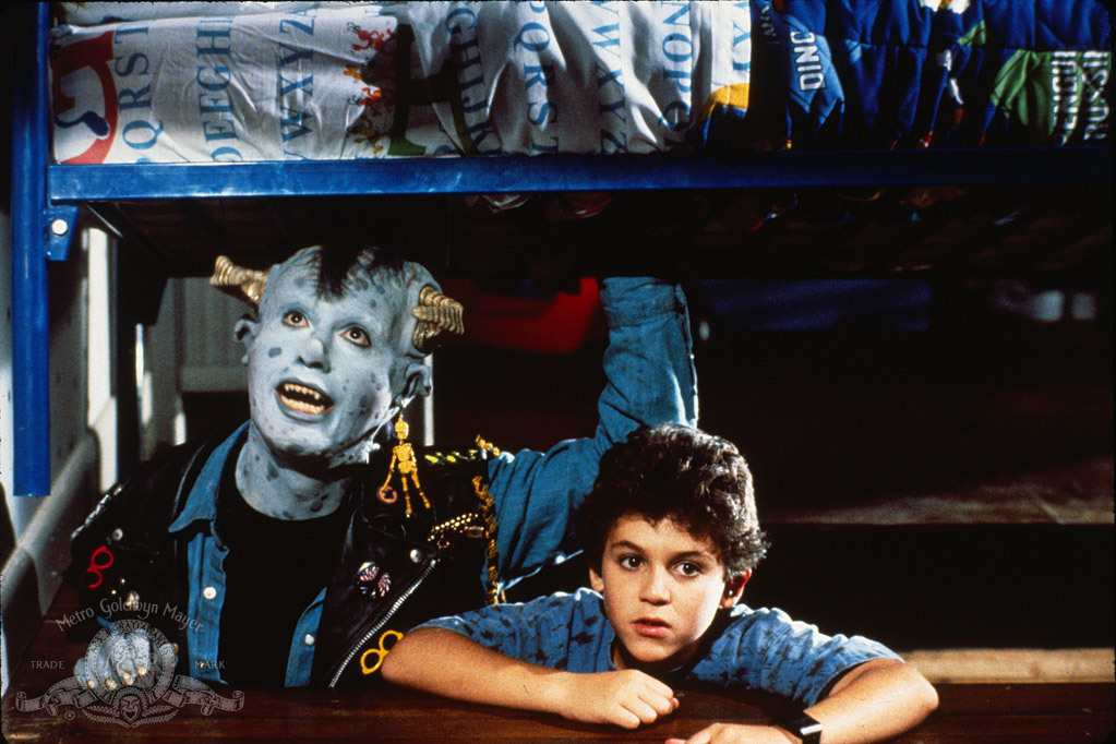 Still of Fred Savage and Howie Mandel in Little Monsters (1989)