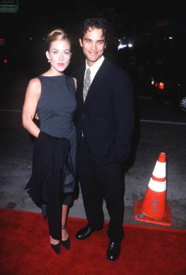 Johnathon Schaech and Christina Applegate at event of Beloved (1998)