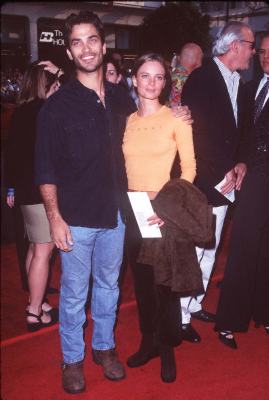 Gabrielle Anwar and Johnathon Schaech at event of Face/Off (1997)