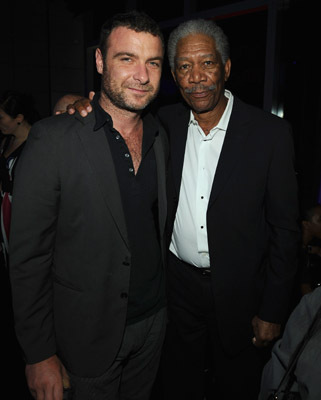 Morgan Freeman and Liev Schreiber at event of Tamsos riteris (2008)