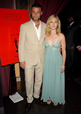 Liev Schreiber and Julia Stiles at event of Lemties zenklas 666 (2006)