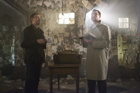 Still of Liev Schreiber and David Thewlis in Lemties zenklas 666 (2006)