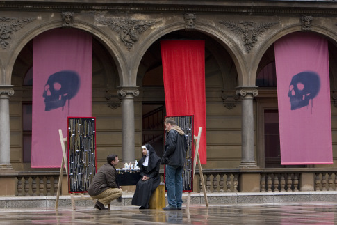 Still of Liev Schreiber and David Thewlis in Lemties zenklas 666 (2006)