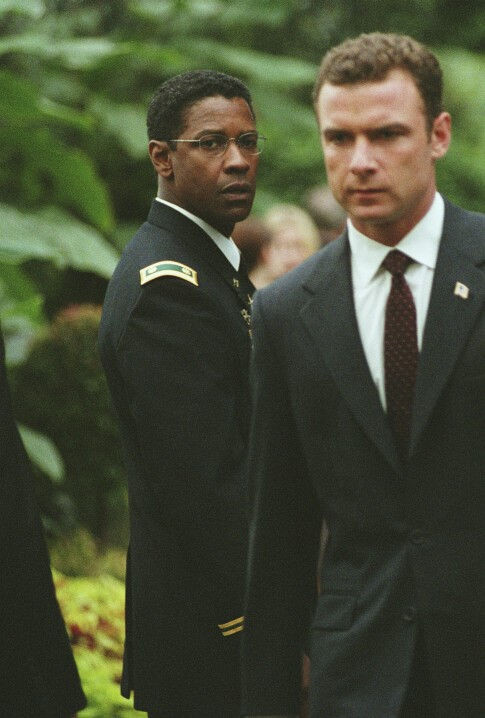 Still of Denzel Washington and Liev Schreiber in The Manchurian Candidate (2004)