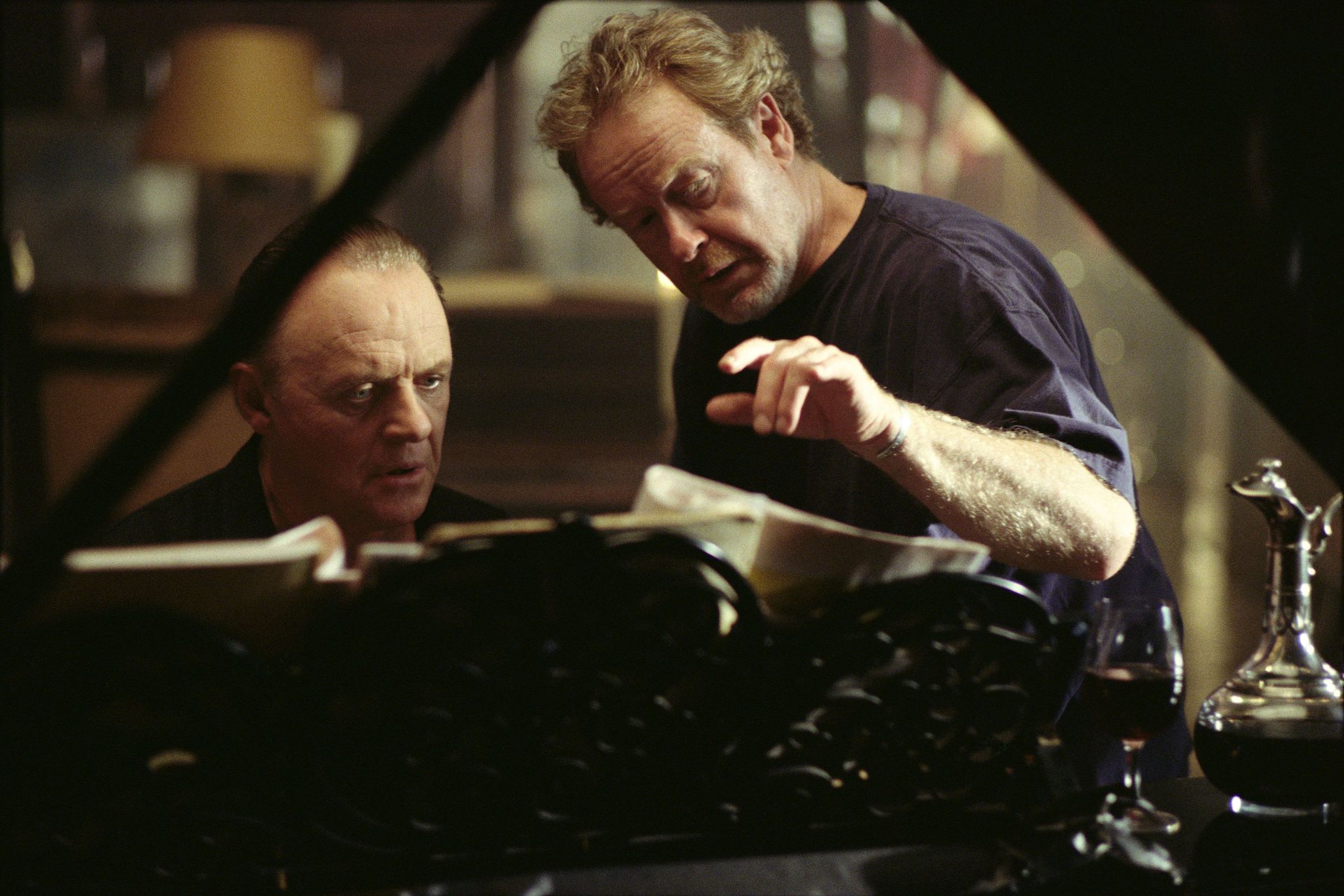 Still of Anthony Hopkins and Ridley Scott in Hannibal (2001)