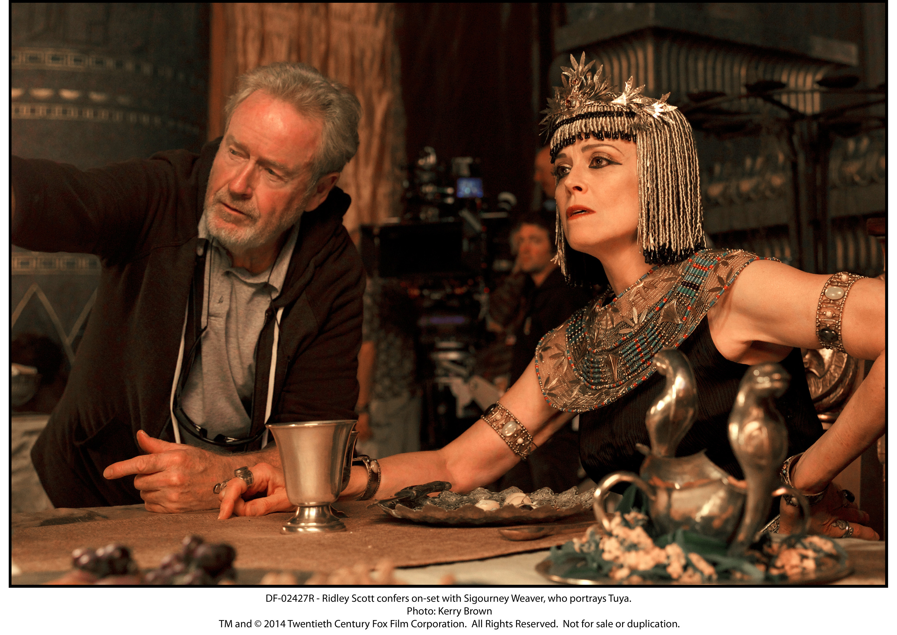 Still of Sigourney Weaver and Ridley Scott in Egzodas. Dievai ir karaliai (2014)