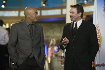 Still of Tom Selleck and James Lesure in Las Vegas (2003)