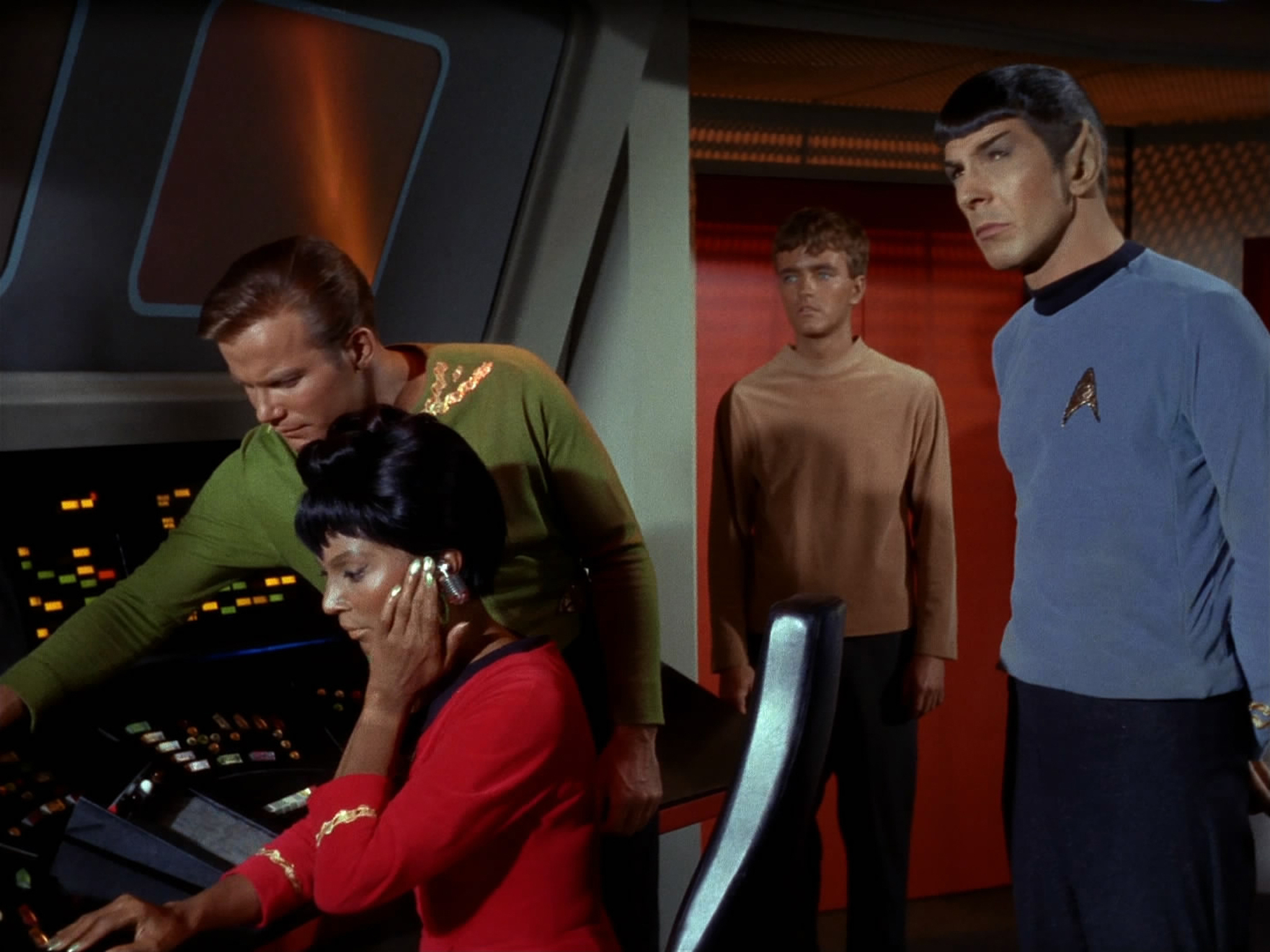Still of Leonard Nimoy, William Shatner, Nichelle Nichols and Robert Walker Jr. in Star Trek (1966)