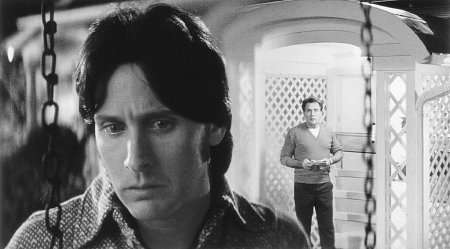 Still of Emilio Estevez and Martin Sheen in The War at Home (1996)