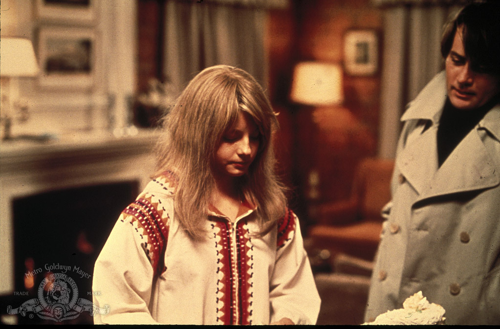Still of Jodie Foster and Martin Sheen in The Little Girl Who Lives Down the Lane (1976)