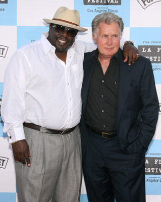 Martin Sheen and Cedric the Entertainer at event of Talk to Me (2007)