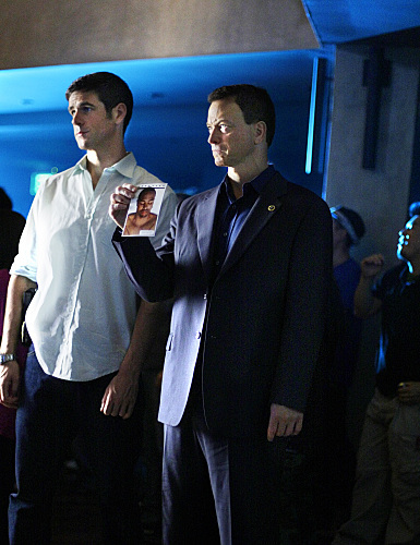 Still of Gary Sinise and Eddie Cahill in CSI Niujorkas: Battle Scars (2009)