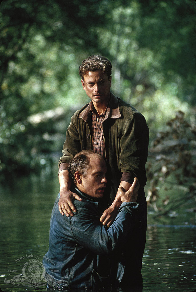 Still of John Malkovich and Gary Sinise in Of Mice and Men (1992)