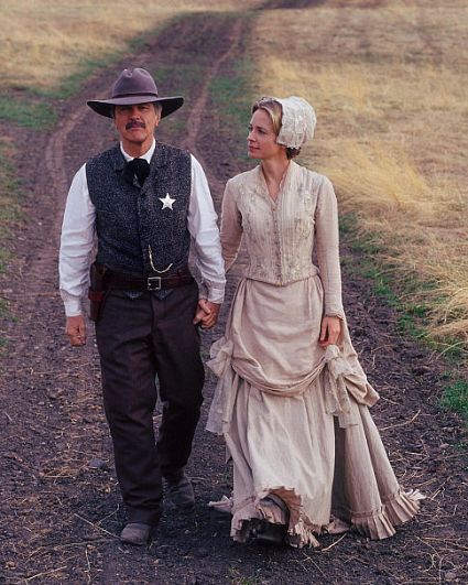 Still of Tom Skerritt and Susanna Thompson in High Noon (2000)