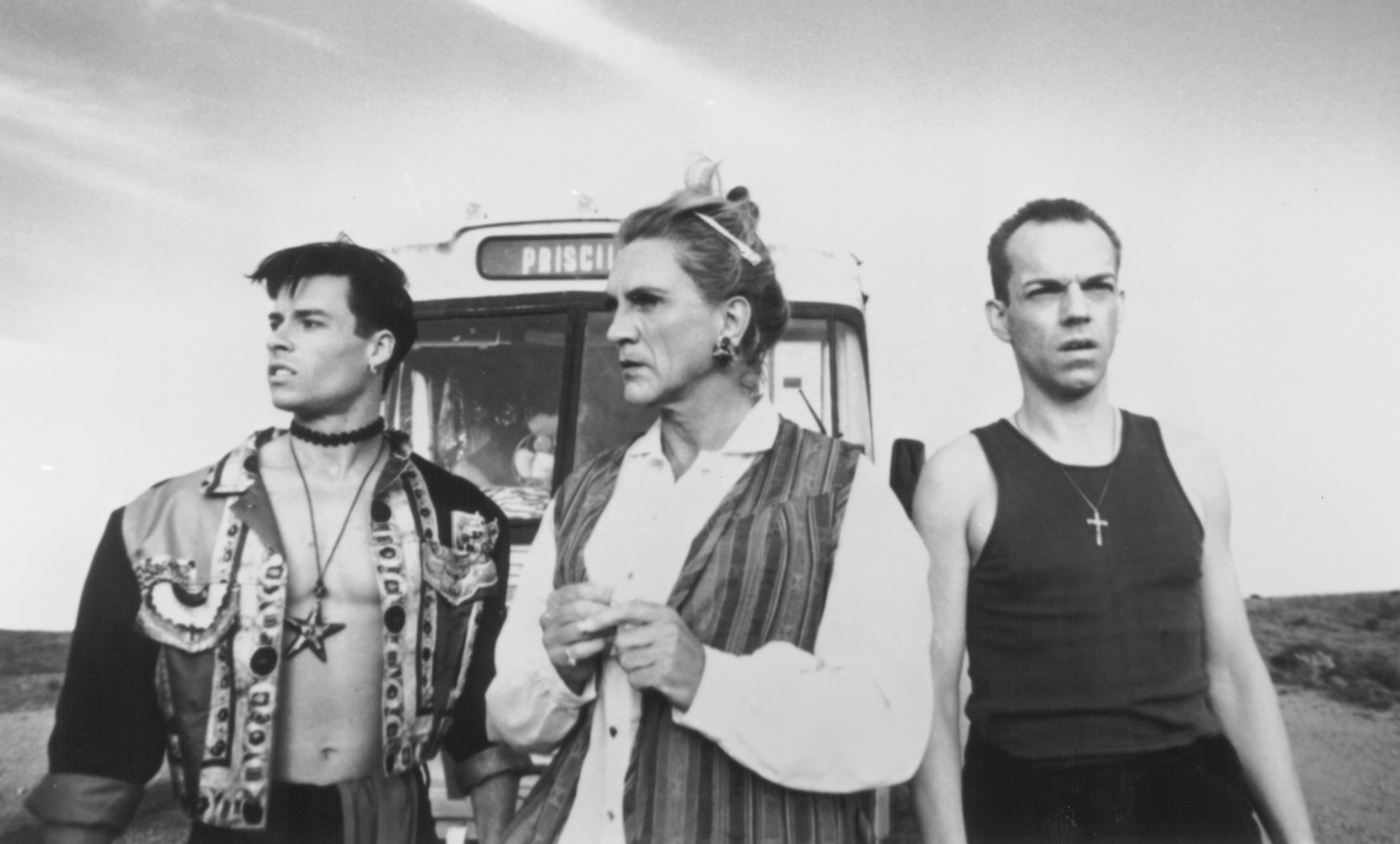 Still of Terence Stamp, Guy Pearce and Hugo Weaving in The Adventures of Priscilla, Queen of the Desert (1994)
