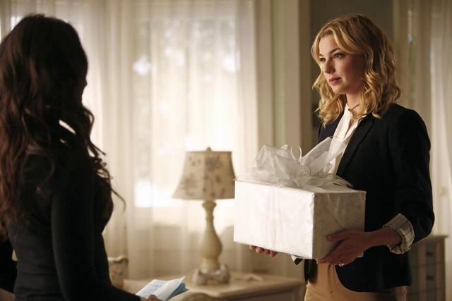 Still of Madeleine Stowe and Emily VanCamp in Kerstas (2011)