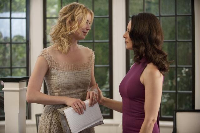 Still of Madeleine Stowe and Emily VanCamp in Kerstas (2011)