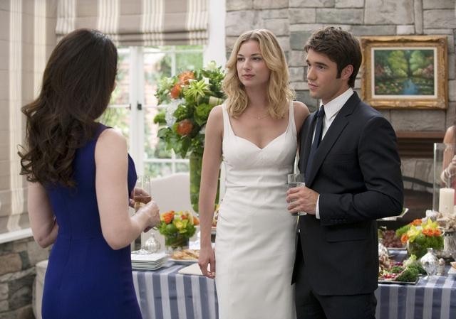 Still of Madeleine Stowe, Emily VanCamp and Josh Bowman in Kerstas (2011)