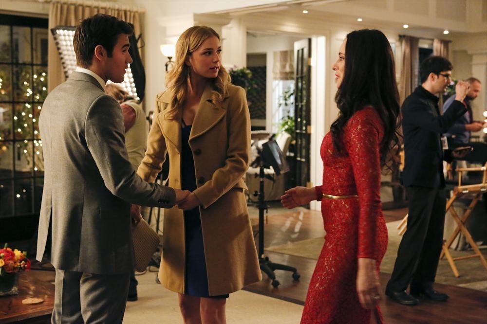 Still of Madeleine Stowe, Emily VanCamp and Josh Bowman in Kerstas (2011)