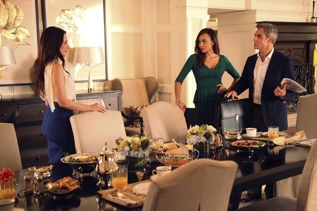 Still of Madeleine Stowe, Henry Czerny and Ashley Madekwe in Kerstas (2011)