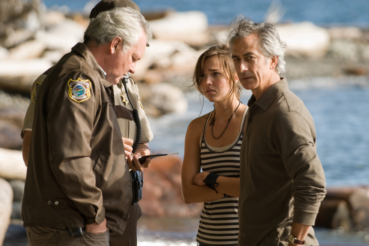 Still of David Strathairn and Arielle Kebbel in Nekviesti sveciai (2009)