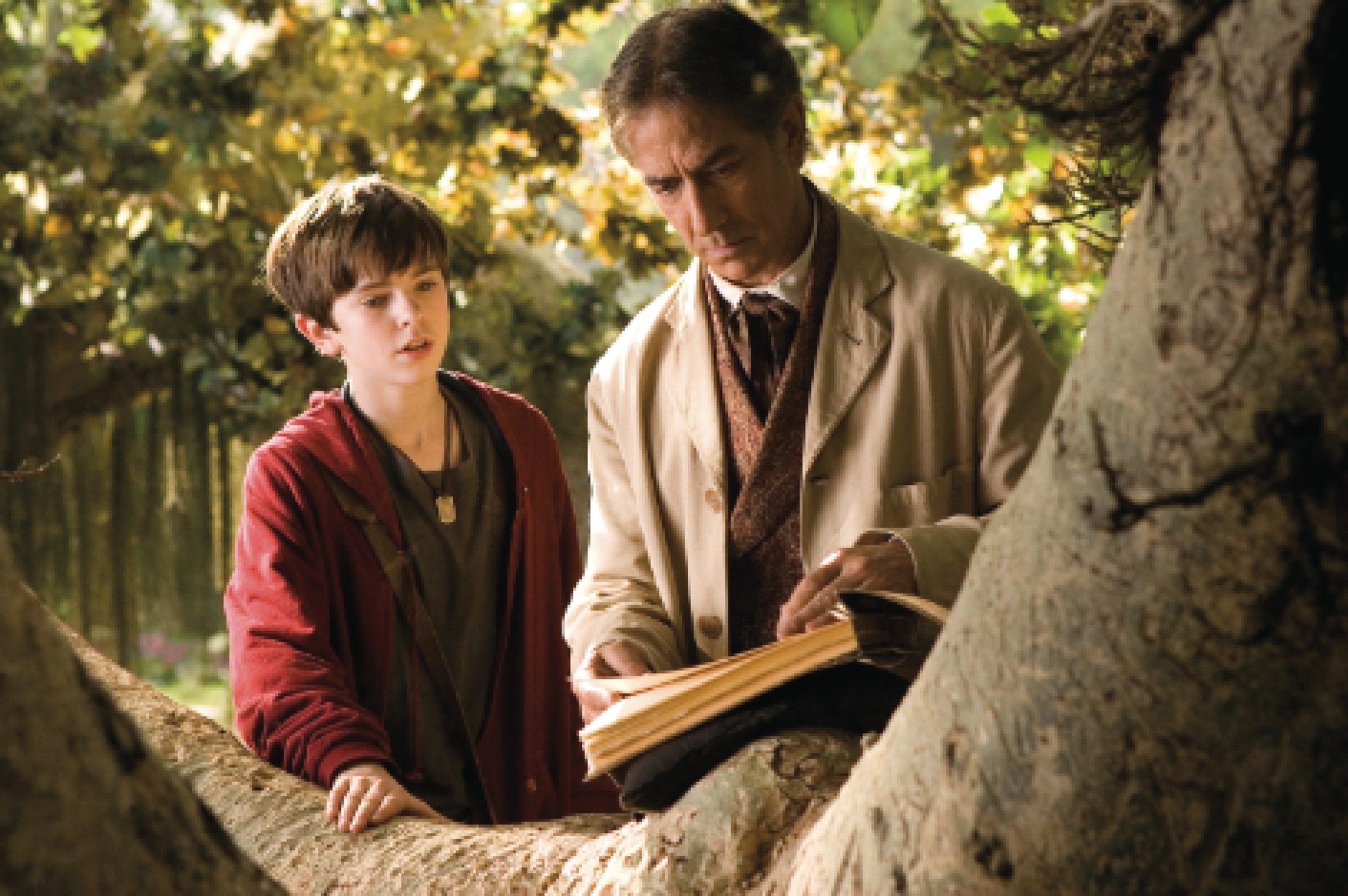 Still of David Strathairn and Freddie Highmore in The Spiderwick Chronicles (2008)