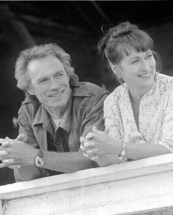 Still of Clint Eastwood and Meryl Streep in Medisono grafystes tiltai (1995)