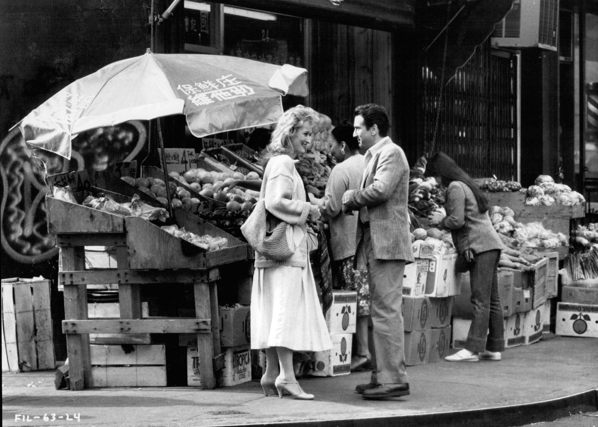 Still of Robert De Niro and Meryl Streep in Falling in Love (1984)