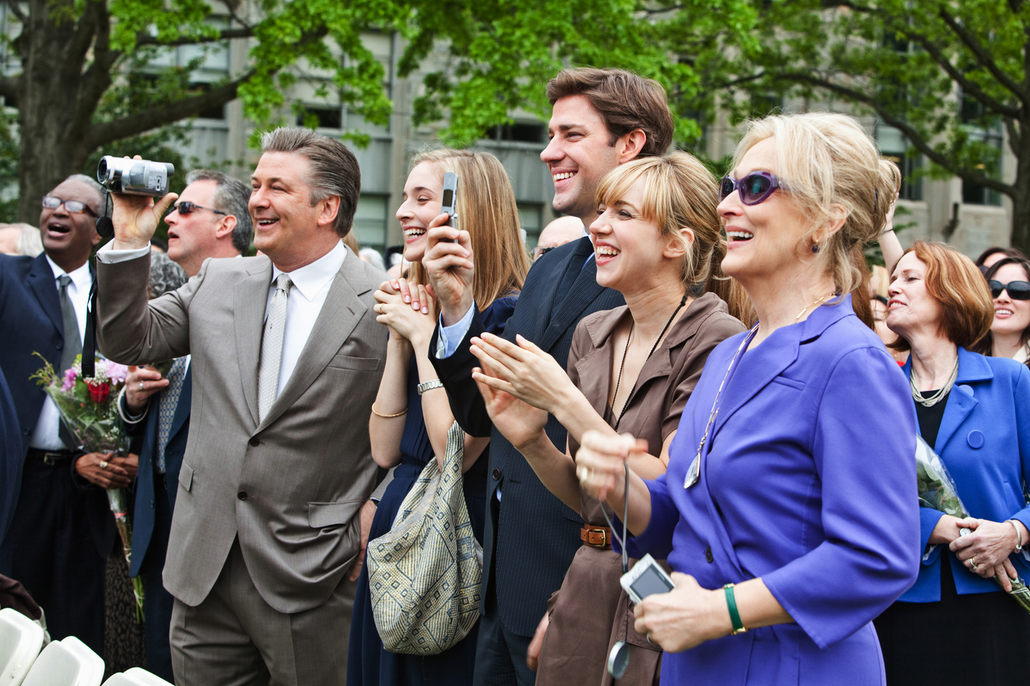 Still of Alec Baldwin, Meryl Streep, John Krasinski and Zoe Kazan in Tai... sudetinga (2009)