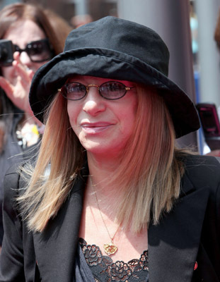 Barbra Streisand at event of Standing Ovation (2010)
