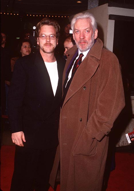 Donald Sutherland and Kiefer Sutherland at event of Outbreak (1995)