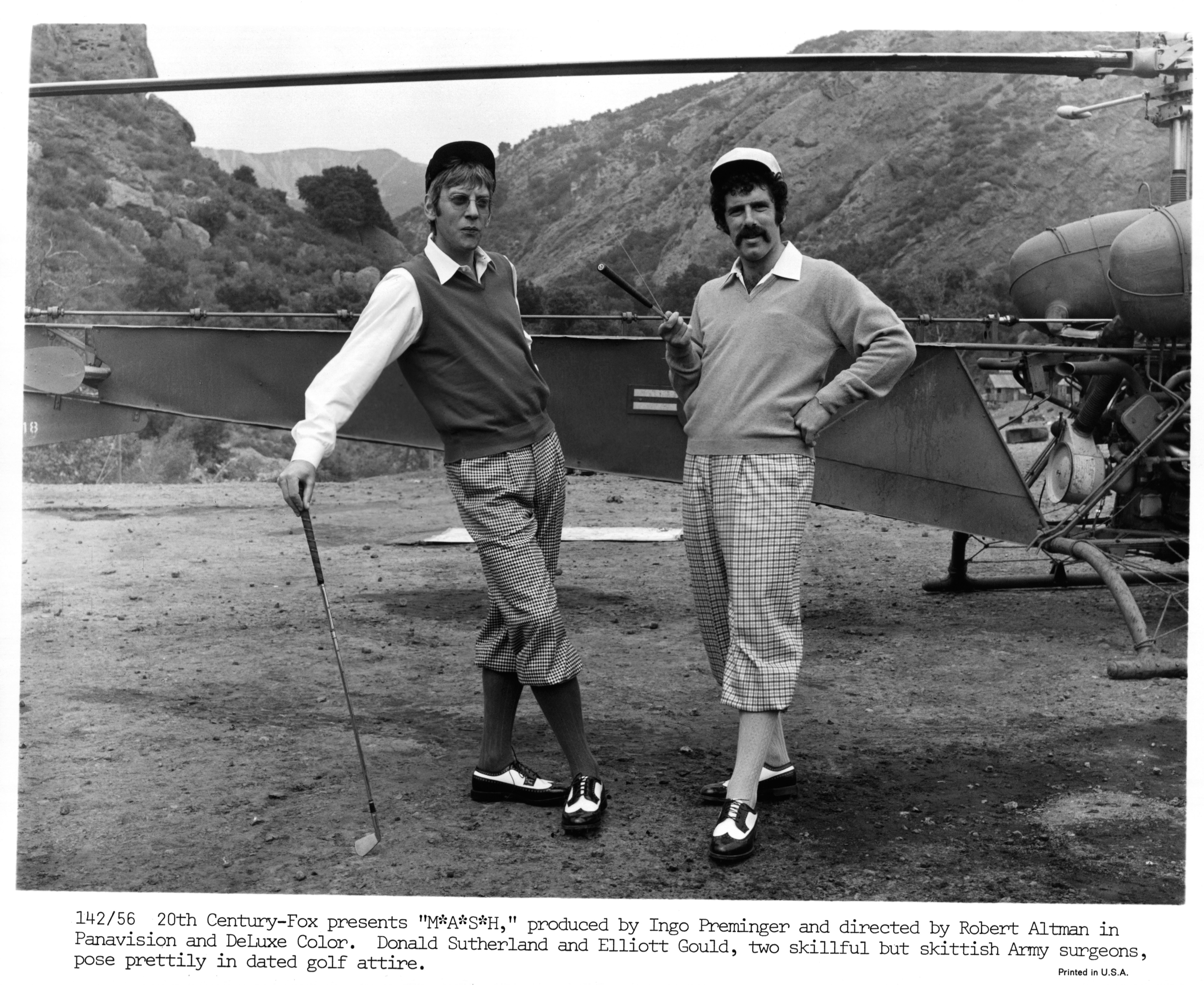 Still of Donald Sutherland and Elliott Gould in MASH (1970)