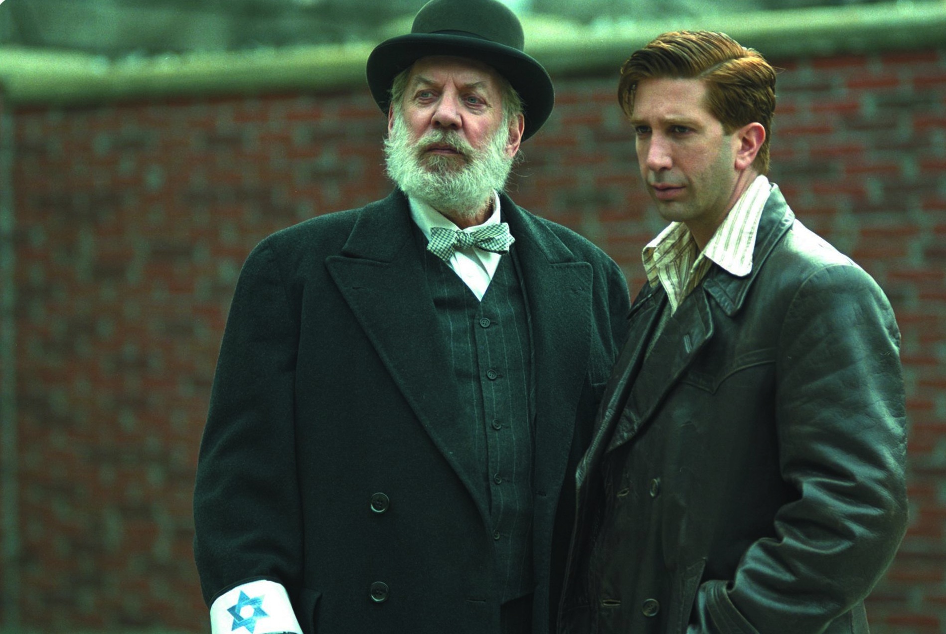 Still of Donald Sutherland and David Schwimmer in Uprising (2001)