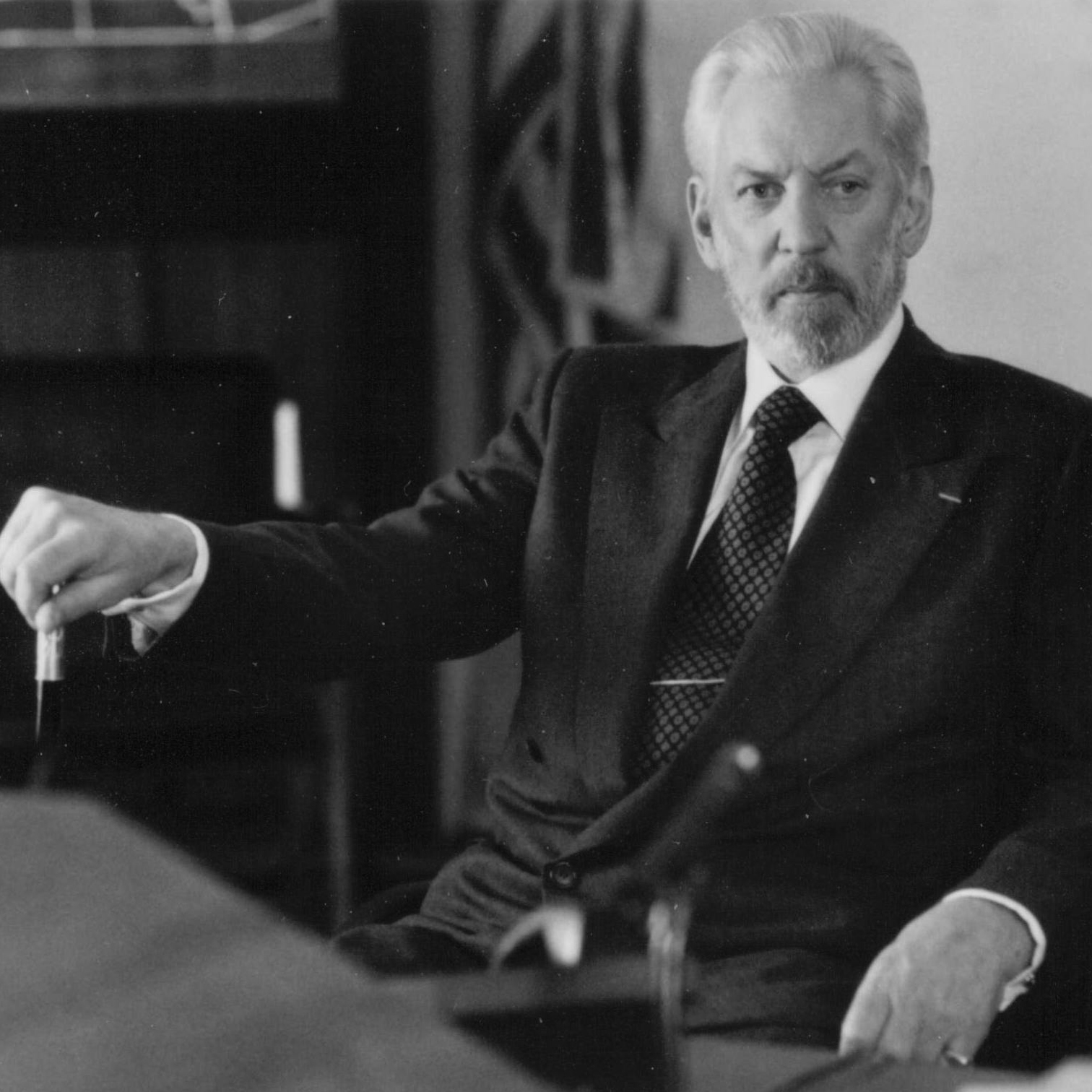 Still of Donald Sutherland in The Puppet Masters (1994)