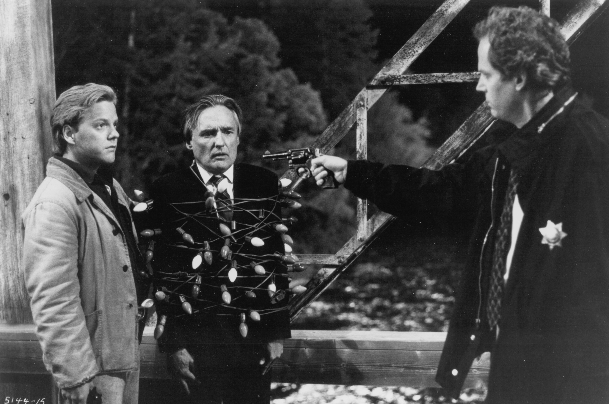 Still of Dennis Hopper, Kiefer Sutherland and Cliff De Young in Flashback (1990)
