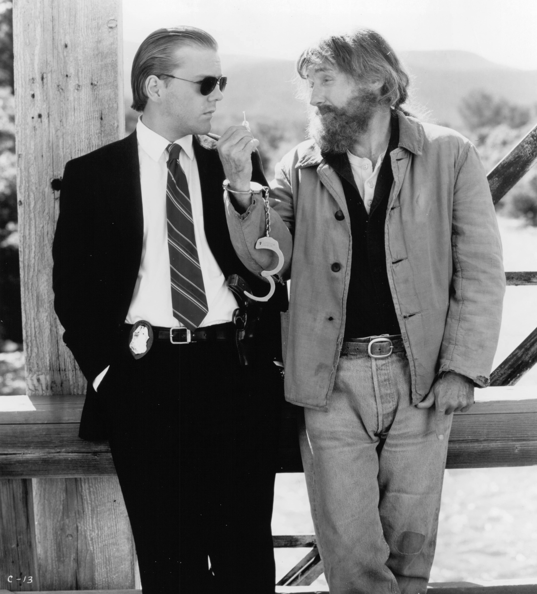 Still of Dennis Hopper and Kiefer Sutherland in Flashback (1990)