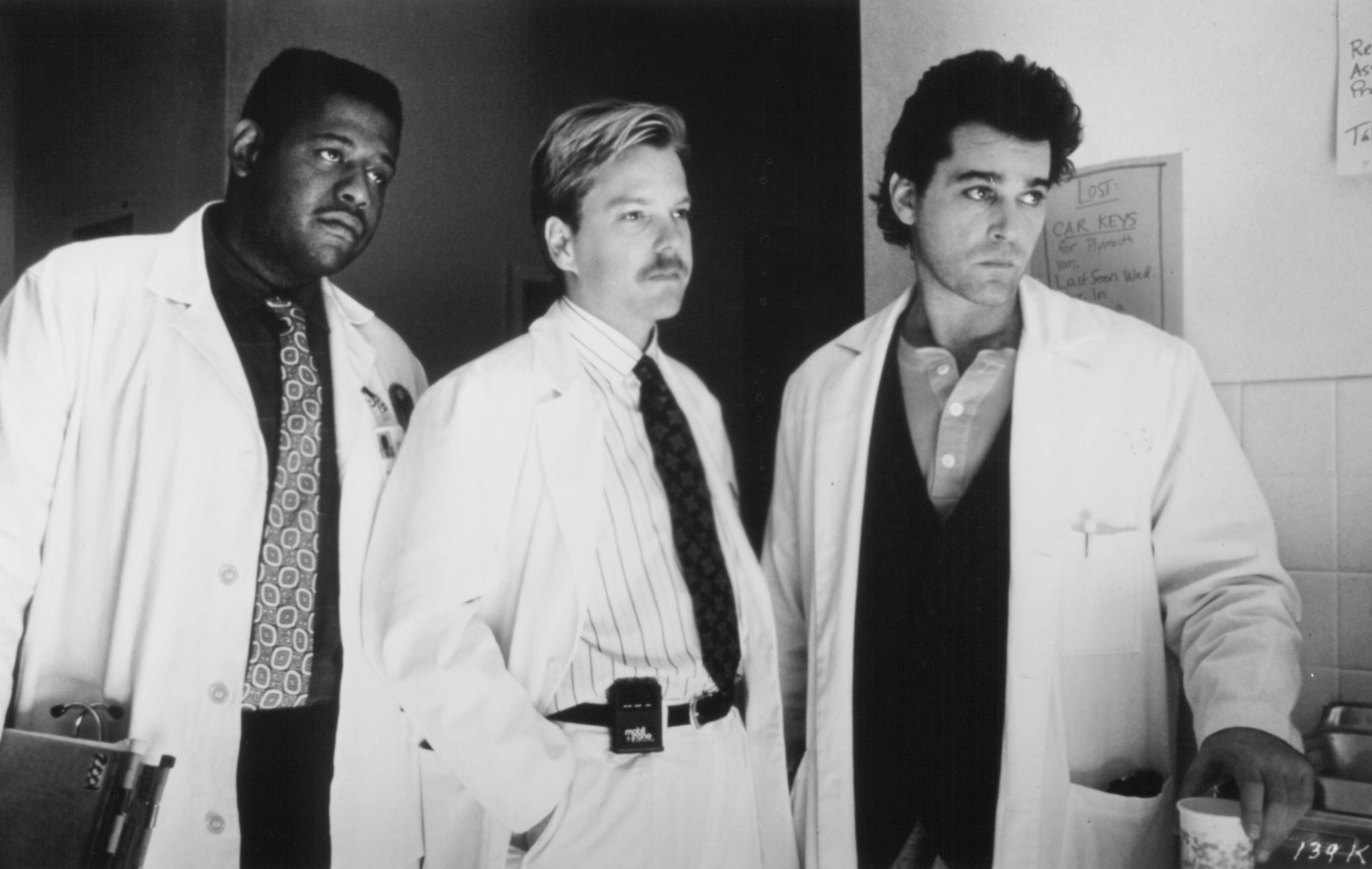 Still of Ray Liotta, Kiefer Sutherland and Forest Whitaker in Article 99 (1992)