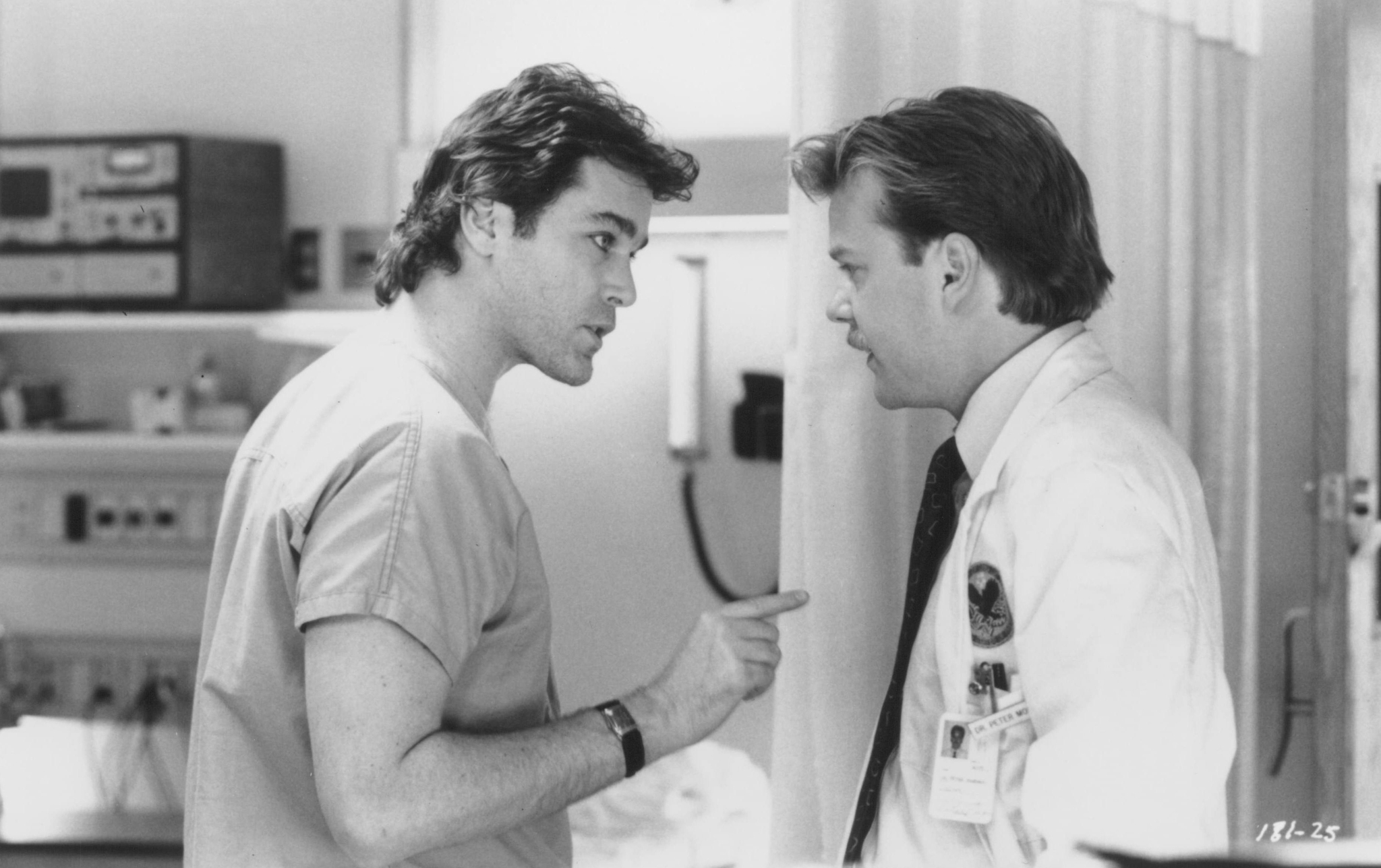 Still of Ray Liotta and Kiefer Sutherland in Article 99 (1992)