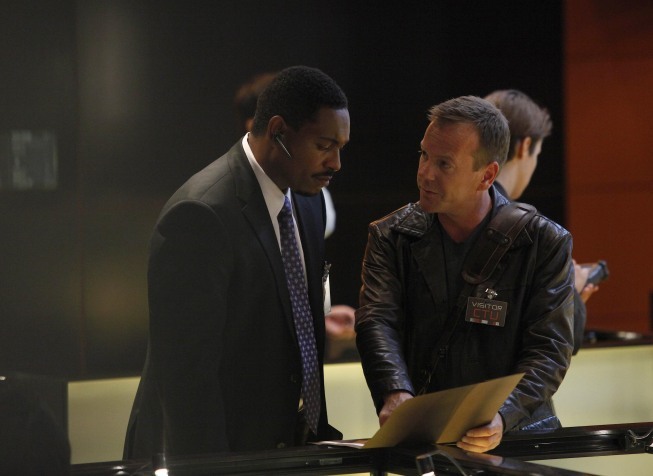 Still of Kiefer Sutherland and Mykelti Williamson in 24 (2001)