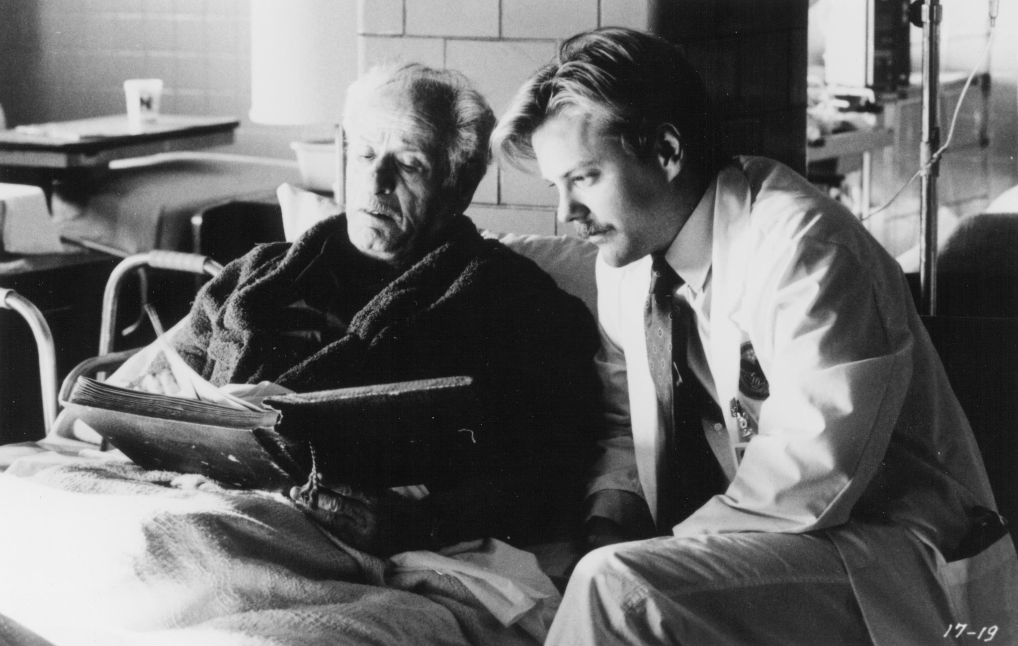 Still of Kiefer Sutherland and Eli Wallach in Article 99 (1992)