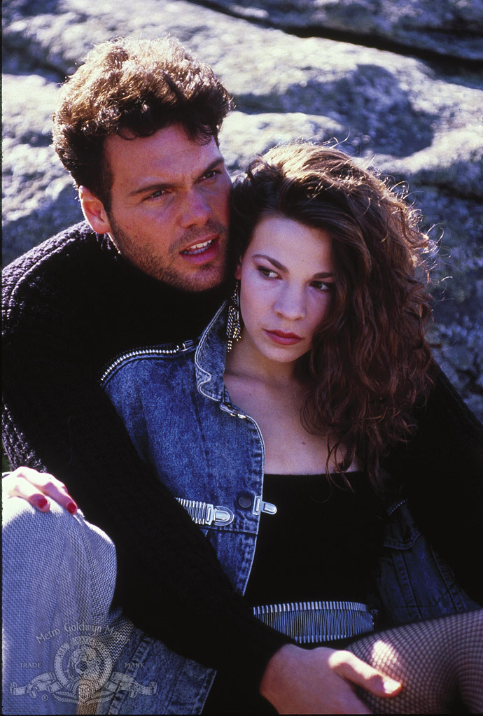 Still of Vincent D'Onofrio and Lili Taylor in Mystic Pizza (1988)